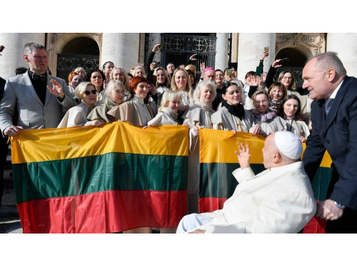Popiežiaus katechezė: Dievas pašaukia vienus, kad pasiektų visus